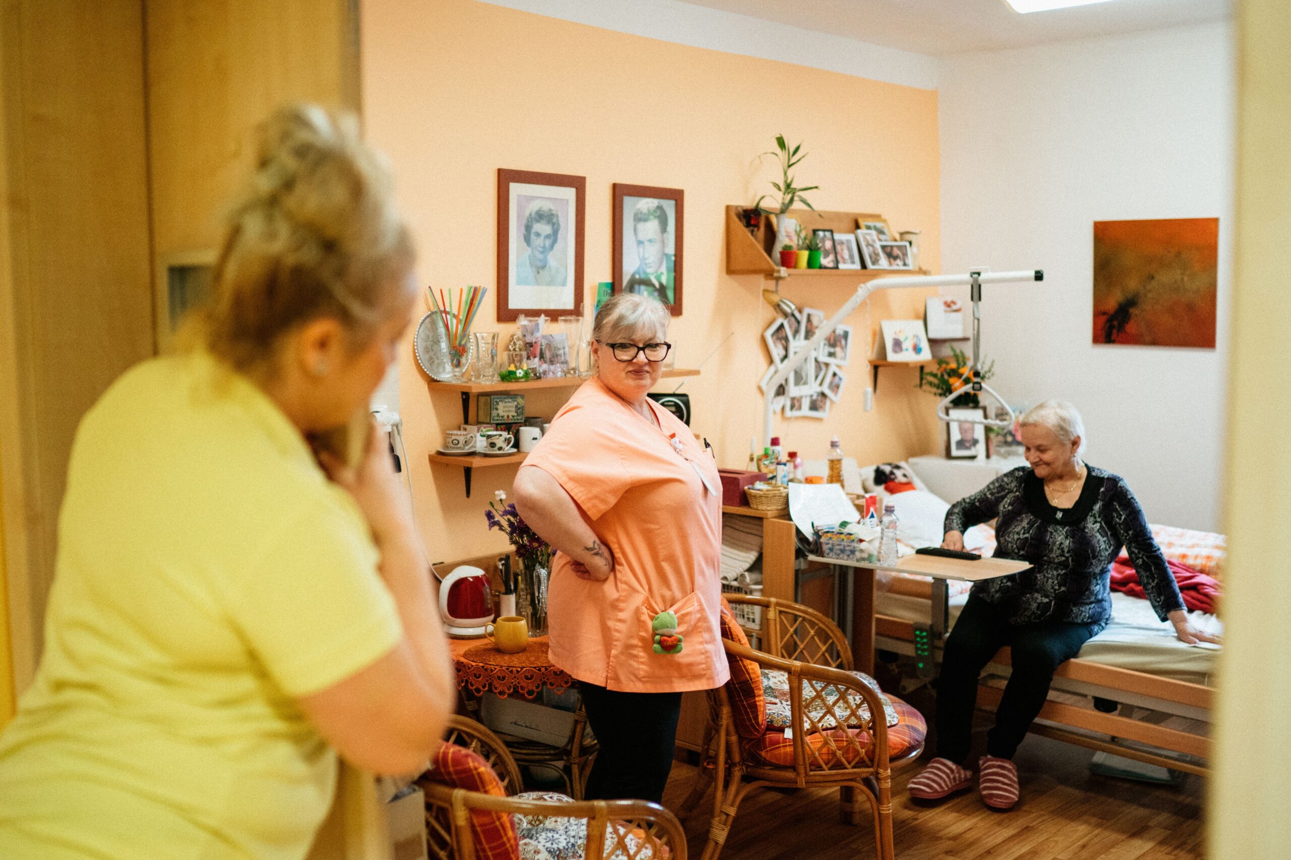 Adaptacja seniora w domu opieki — pierwsze dni i rodzina